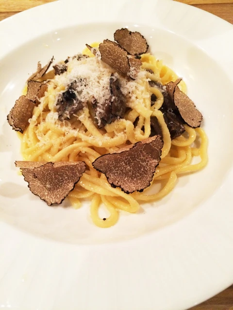 イタリア人の黒トリュフのパスタ